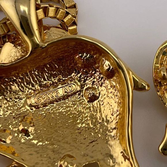 VTG Gold Tone Diamond Rhinestone With‎ Red Eye Elephant Brooch Necklace AD 2006 - Picture 2 of 6